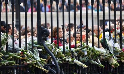 Thousands make pilgrimage to palace to mourn the Queen and greet the King