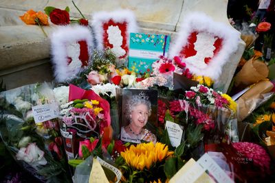 Britain, facing economic crisis, pauses to mourn the queen