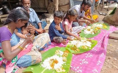 Street dwellers in Kochi given Onasadya