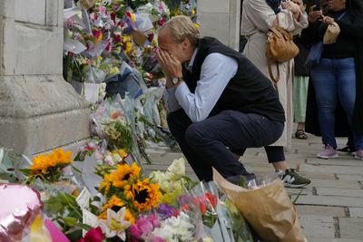 ‘We’ll miss her’: Thousands gather to mourn UK’s Queen Elizabeth