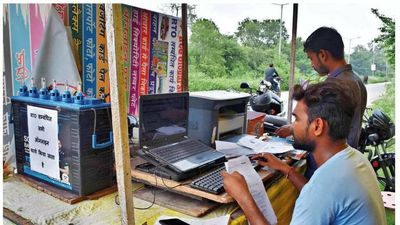 UP youth turns thela into mobile cyber cafe
