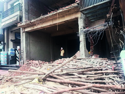 Ludhiana Municipal Corporation pulls down illegal part of building, Congress leaders allege bias