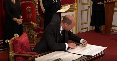 Prince William holds his pen very strangely and people who understand why are full of praise for it