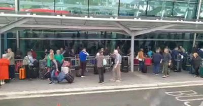 'Huge queues' at Dublin Airport as thousands of passengers affected by Aer Lingus IT issues