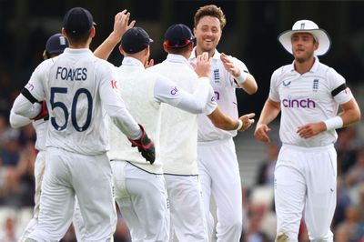 Ollie Robinson leads England charge as third Test begins after tributes to Queen