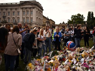 Experts share tips for coping with Queen’s death: ‘Your feelings are valid’
