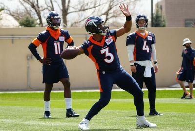 Russell Wilson makes another meme practicing high-fives