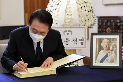 S.Korean President Yoon to attend Queen Elizabeth's funeral - presidential office