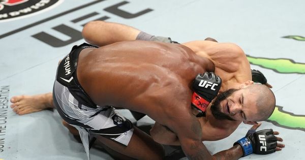 Khamzat Chimaev chokes out Kevin Holland inside three minutes at UFC 279