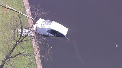 Double fatality as car plunges into lake in Perth's north-east