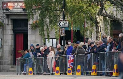 What will happen on Sunday as the Queen's coffin is taken to Edinburgh?