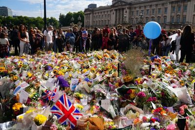 Well-wishers urged not to bring teddy bears or balloons to Queen floral tributes - OLD