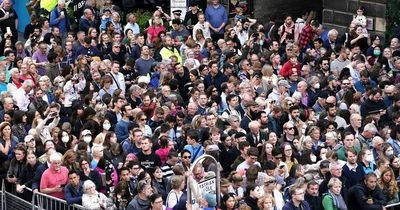 Edinburgh mourners 'sombre' as thousands line streets for Queen's arrival