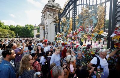 ‘Like making a pilgrimage’: Tens of thousands queue for hours to pay tribute to Queen at Buckingham Palace