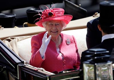 British horse racing resumes with tribute to queen
