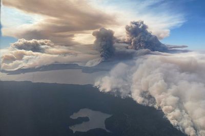More than 2,000 Oregon homes are evacuated as the Cedar Creek fire quadruples in size