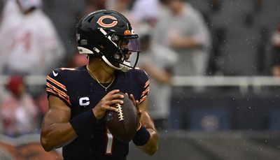 QB Justin Fields sputtering as Bears trail 49ers 7-0 at halftime