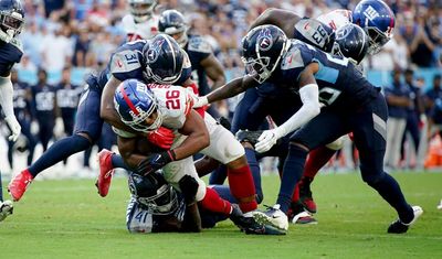 Giants get tricky, shock Titans with game-winning two-point conversion