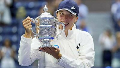 World No. 1 Iga Swiatek downs Ons Jabeur to claim first US Open title