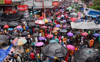 Normal life disrupted as rain lashes Kolkata, parts of south Bengal