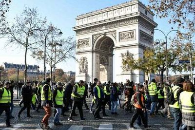 Yellow vests: Hundreds arrested in Paris following protests over cost of living crisis