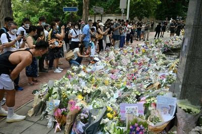 Huge queue as Hong Kongers mourn Elizabeth II