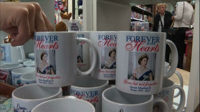 Trinkets, T-shirts and tuppence: Rush for queen memorabilia