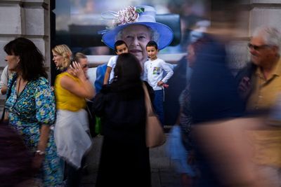 After the death of a renowned queen, life in London goes on