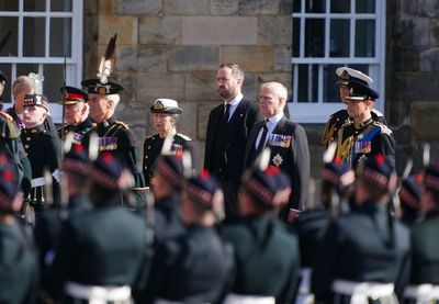 King leads procession to St Giles’ Cathedral behind Queen’s dressed coffin