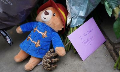People asked not to use Paddington toys or other non-floral tributes to Queen