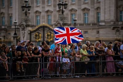 Commuters may wish to avoid London while Queen lies in state for five nights, No 10 suggests