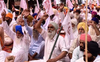 Punjab farmers picket outside Ministers and MLAs residences, demand debt waiver