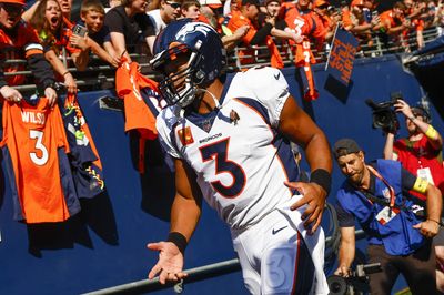 Watch: Seahawks fans boo Russell Wilson and the Broncos