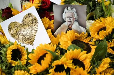 Well-wishers start 2-day wait to see Queen Elizabeth's coffin