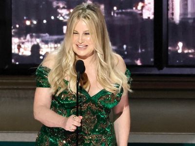 Jennifer Coolidge reveals she took ‘lavender bath’ that made her ‘swell up’ before Emmy Awards