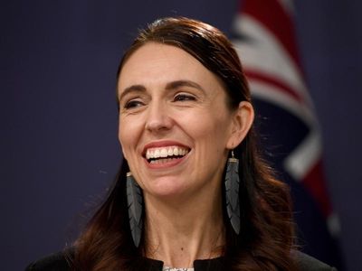 Kiwis split on masks as NZ 'moves on'