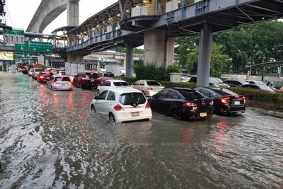 More pumps to drain floodwater from Bangkok