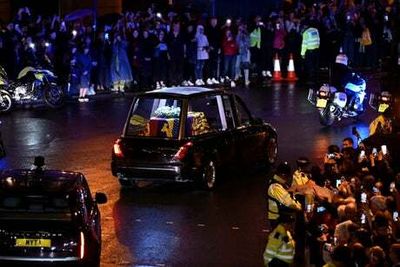 Death of Queen Elizabeth latest: Coffin of late monarch arrives at Buckingham Palace