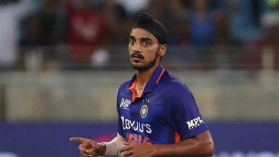 Arshdeep told me he was not bothered about the trolls; Bhuvneshwar should have bowled the 20th over vs Pak & SL in Asia Cup, says coach Balwant Rai