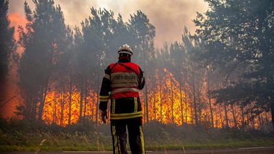 Hundreds evacuated as firefighters battle to contain blaze in southwest France