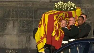 Queen’s coffin procession leaves St Giles Cathedral