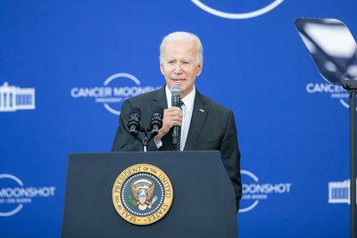 Boston Celtics VP of PR Heather Walker meets with President Biden to fight cancer