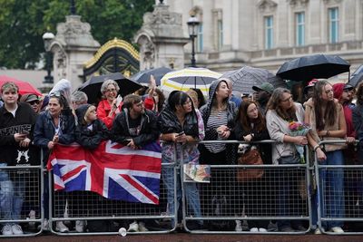 Heavy rain forecast for early-morning mourners in London queue