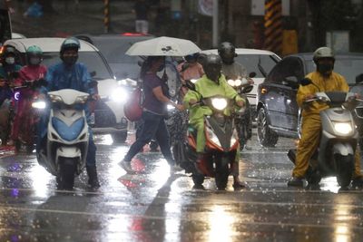 Typhoon to skirt Shanghai, move up coast of northeast China