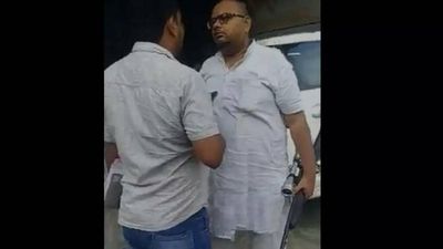 Uttar Pradesh: Jeweller on run after thrashing power official, linemen at gunpoint in Ballia