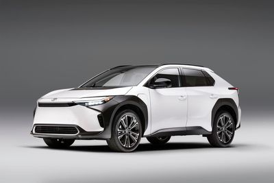 Edmunds Compares: 2023 Toyota bZ4X vs. 2023 Volkswagen ID.4