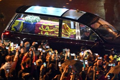 London mourners brave long wait for 'seconds' with queen