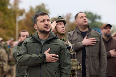 Zelensky in surprise visit to recaptured city of Izium to thank troops