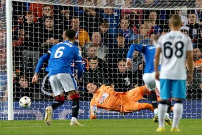 Allan McGregor makes stunning double penalty save in Rangers vs Napoli
