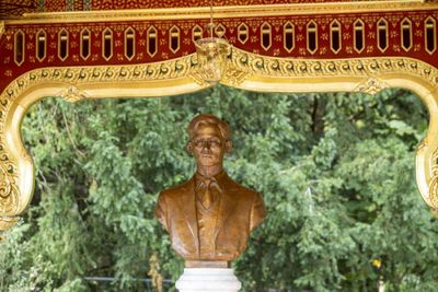 Swiss unveil bust of King Bhumibol